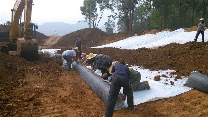 防滲膜可有效避免雨水對高速公路造成穩定性影響